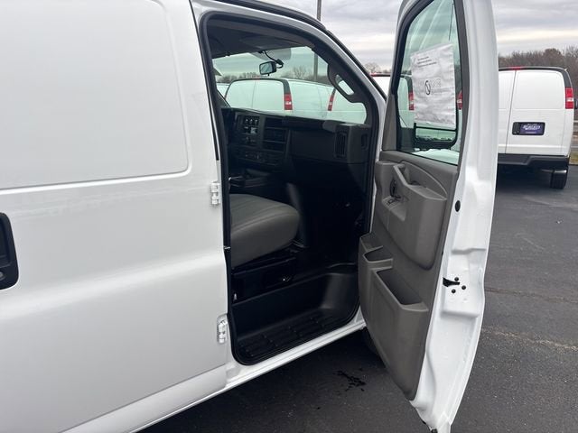 2025 Chevrolet Express Cargo WT
